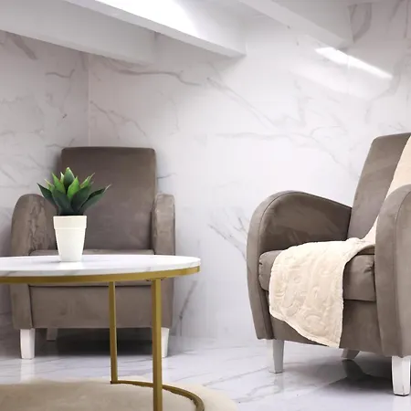 Dina House * 纳扎雷