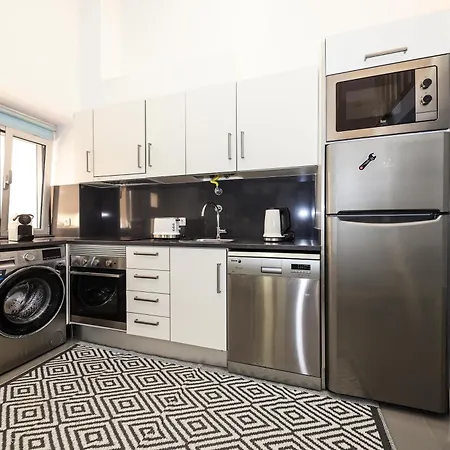 Dina House * 纳扎雷