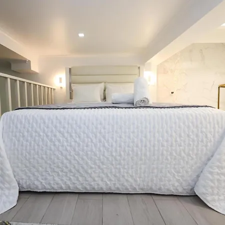 Dina House Nazaré